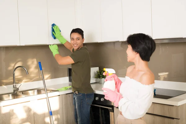 Jong Aziatisch Paar Werken Keuken — Stockfoto