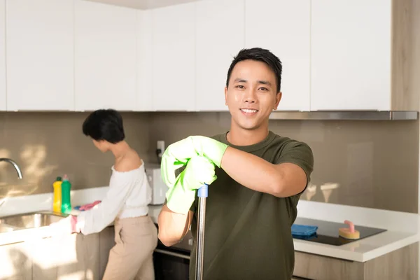 Young Asian Couple Cleaning Kitchen Having Fun Home Cleaning Hygiene — Stockfoto