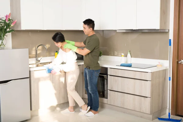 Gelukkige Jonge Man Vrouw Die Samen Schoonmaken Keuken Reinigingsconcept — Stockfoto