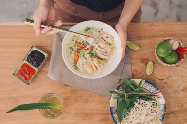 Vietnam usulü erişte çorbası ile Asya yemeği.,