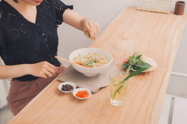 Vietnam usulü erişte çorbası ile Asya yemeği.,