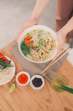 Vietnam usulü erişte çorbası ile Asya yemeği.,