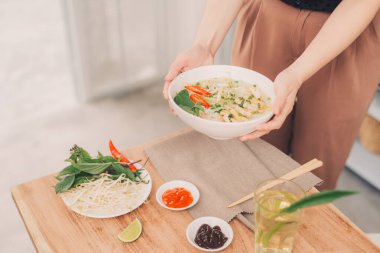 Vietnam usulü erişte çorbası ile Asya yemeği.,