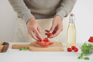 Domatesli taze lezzetli salata. Taze yeşil salata yapmak