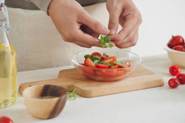 Domatesli taze lezzetli salata. Taze yeşil salata yapmak