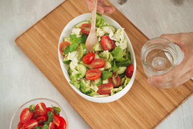 Sağlıklı gıda ve diyet menüsü. Domates, salatalık, soğan ile çeşitli taze karışımı salata