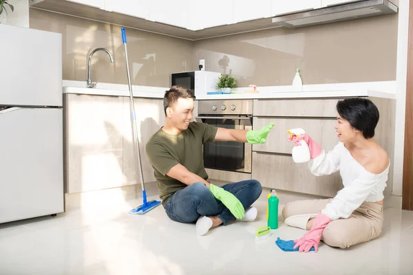 Young Happy Asian Couple Having Fun While Doing Cleaning Home — Stock Photo, Image