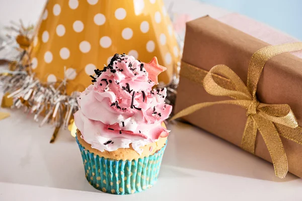 Verjaardagsfeestje Achtergrond Met Cupcake Feestmuts Aanwezig — Stockfoto