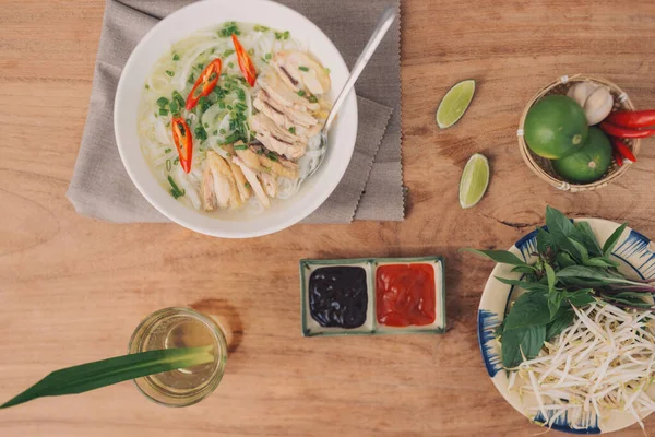 Soupes Nouilles Vietnamiennes Traditionnelles Pho Dans Des Bols Fond Béton — Photo