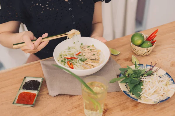 Azjatycka Kolacja Wietnamskim Makaronem Pho — Zdjęcie stockowe