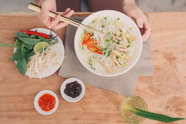 Pho Bo - Vietnamca taze pirinç şehriye çorbası sığır, otlar ve biber ile. Hisse senedi dökülür varlık. Vietnam'ın ulusal çanak.