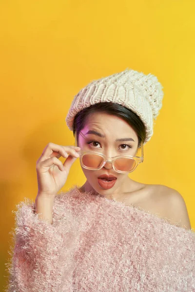안경노란색 배경에 포즈를 취하는 다채로운 메이크업과 감정적 아시아 트렌디 코트에 — 스톡 사진