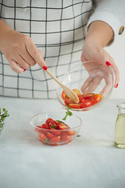 Salada Deliciosa Fresca Com Tomate Fazendo Salada Verde Fresca — Fotografia de Stock