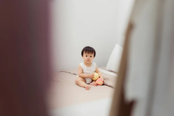 Смешная Счастливая Девочка Играющая Игрушкой Кровати Детские Игры Дома — стоковое фото