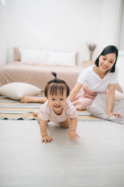 asya anne ve çocuk yatak odasında rahatlatıcı