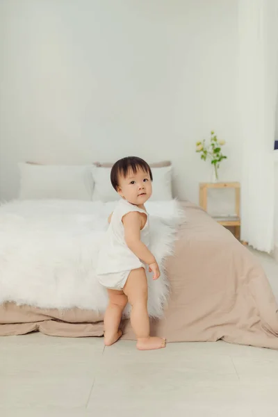 Очаровательная Маленькая Девочка Стоящая Рядом Кроватью Дома — стоковое фото
