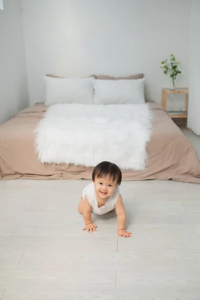 Cute Smiling Toddler Baby Girl Crawling Floor — Stock Photo, Image