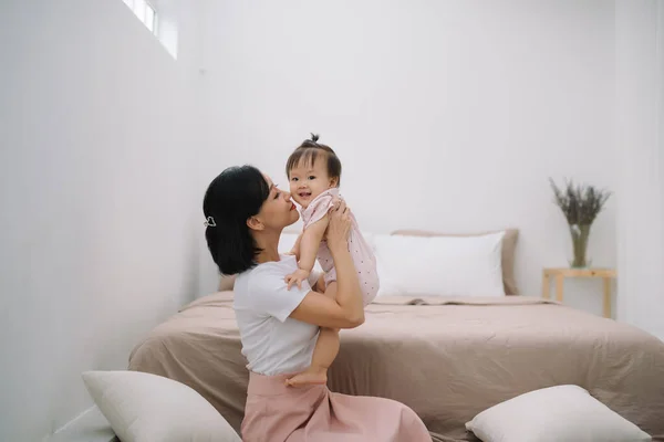 Az ázsiai anya és gyermek pihen a szoba — Stock Fotó