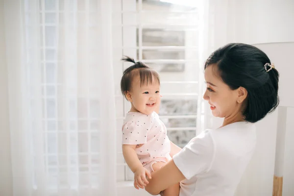 Asiático Bebé Mamá Con Sonrisa —  Fotos de Stock