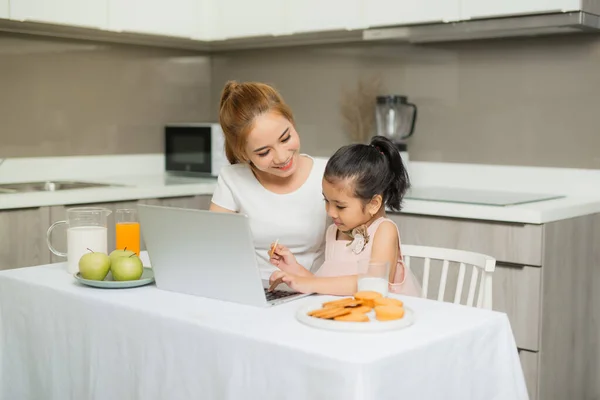 Young Parent Daughter Sitting Table Watching Something Laptop — Stock Photo, Image