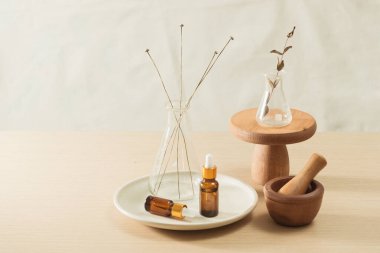 Tıbbi sağlık veya kozmetik bilimi araştırma laboratuvarı için çiçekli cam şişesi ve test tüpleri