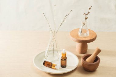 Tıbbi sağlık veya kozmetik bilimi araştırma laboratuvarı için çiçekli cam şişesi ve test tüpleri
