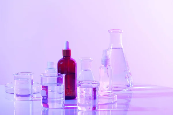 科学实验室背景中的水化瓶 — 图库照片