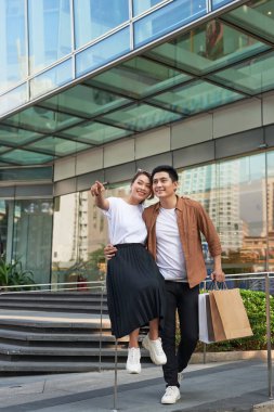 Şehrin alışveriş torbaları ile birlikte eğleniyor genç mutlu çift