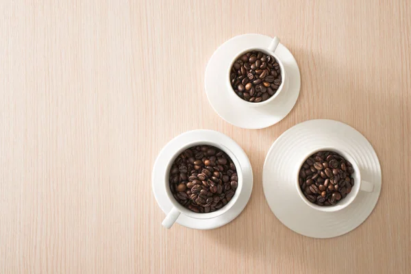 Full Coffee Beans Cups Wood Background — Stock Photo, Image