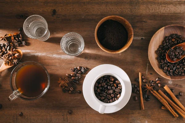 Café Negro Una Taza Fondo Granos Café Una Composición Con — Foto de Stock