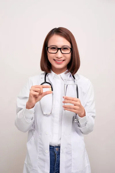 Médico Mulher Segurando Água Medicina Fundo Branco — Fotografia de Stock