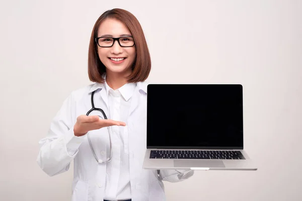 Médico Mulher Segurando Laptop Fundo Withe — Fotografia de Stock