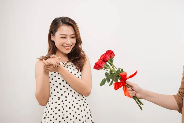 白い背景の上に彼女のボーイフレンドから花束を受け取る陽気な魅力的な若い女性 — ストック写真