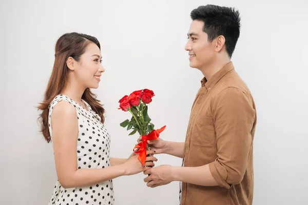 Retrato Alegre Pareja Linda Encantadora Con Sonrisas Radiantes Abrazándose Mirando —  Fotos de Stock