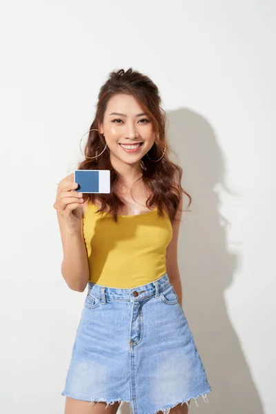 Asiatische Junge Frau Holing Karte Zum Einkaufen Auf Weißem Hintergrund — Stockfoto