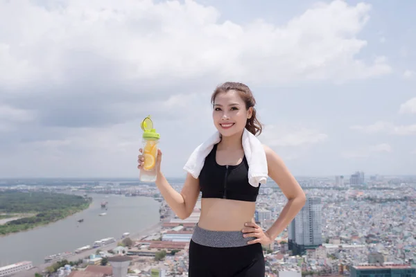 Technologie Und Gesunder Lebensstil Hübsche Junge Frau Sportkleidung Mit Wasserflasche — Stockfoto