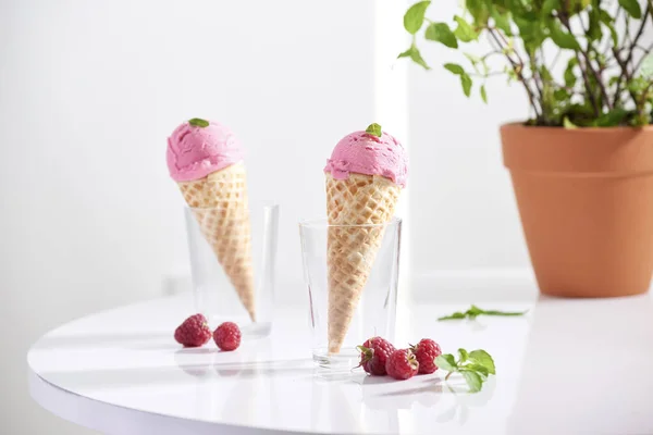 Cono Gofre Lleno Helado Frambuesa Fresca Taza Vidrio Con Frambuesa — Foto de Stock