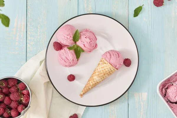 Вкусный Рожок Мороженого Блюде — стоковое фото
