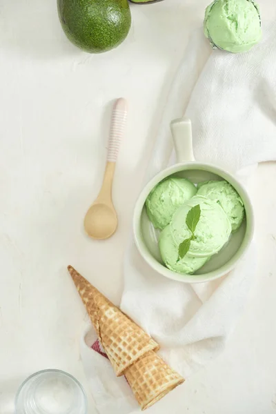 Домашнее Органическое Мороженое Авокадо Рожками Мороженого Сером Каменном Столе Пространство — стоковое фото