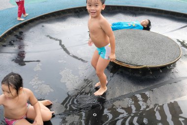 Ho Chi Minh Şehri, Vietnam - 25 Ekim 2017: Vivo Oyun Alanı 'nda oynayan mutlu çocuklar.