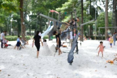 Ho Chi Minh City, Vietnam - 25 Ekim 2017: Tao Dan parkındaki halk parkında çocukların bulanık görüntüsü oynanıyor.