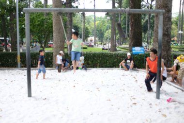 Ho Chi Minh City, Vietnam - 25 Ekim 2017: Tao Dan parkındaki çocuk parkında Blur oynuyor.