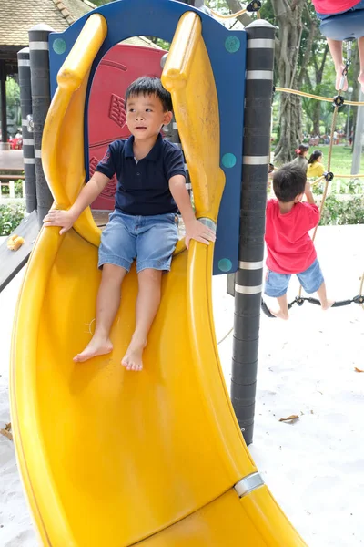 Garçon Actif Glissant Vers Bas Dans Aire Jeux Publique — Photo