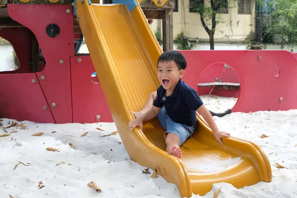 Bambino Che Gioca Nel Parco Giochi All Aperto Bambini Giocano — Foto Stock