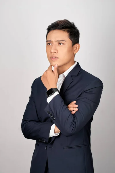Porträt Attraktiver Junger Asiatischer Geschäftsmann Verwirrt Auf Weißem Hintergrund — Stockfoto
