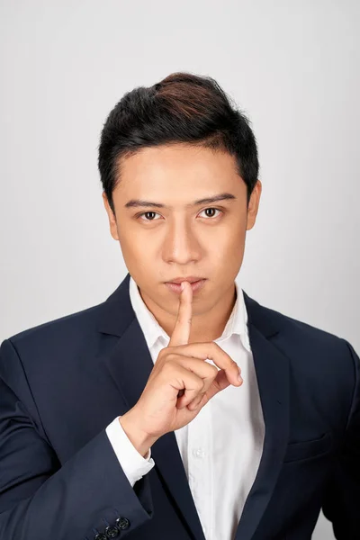 Porträt Eines Gut Aussehenden Asiatischen Geschäftsmannes Anzug Der Schweigegegeste Zeigt — Stockfoto