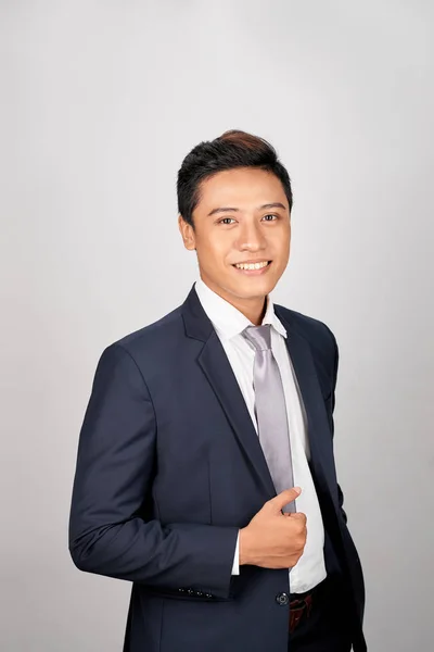 Portret Młodego Przystojnego Azjatyckiego Biznesmena Białym Tle — Zdjęcie stockowe