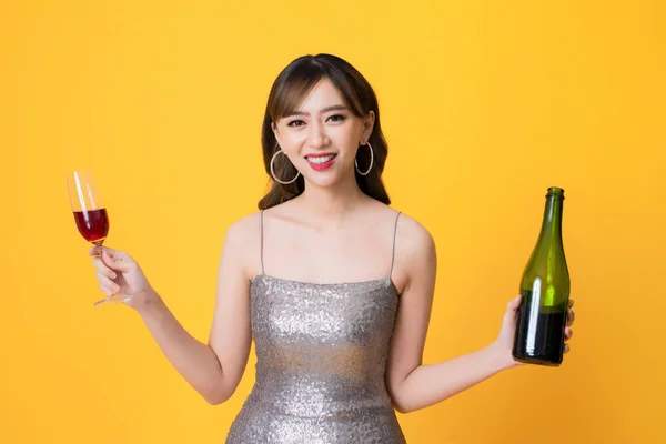 Wspaniała uroczysta Młoda Azjatycka kobieta o kieliszek wina. — Zdjęcie stockowe