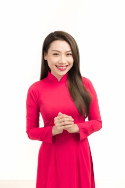 Güzel, mutlu, gülümseyen, Vietnamlı bir kız beyaz arka planlı bir ao dai giyer. Boşluğu kopyala