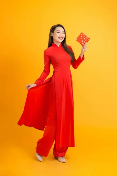 Mujer Vietnamita Joven Vestido Dai Tradicional Regalo Celebración Mano Celebración —  Fotos de Stock